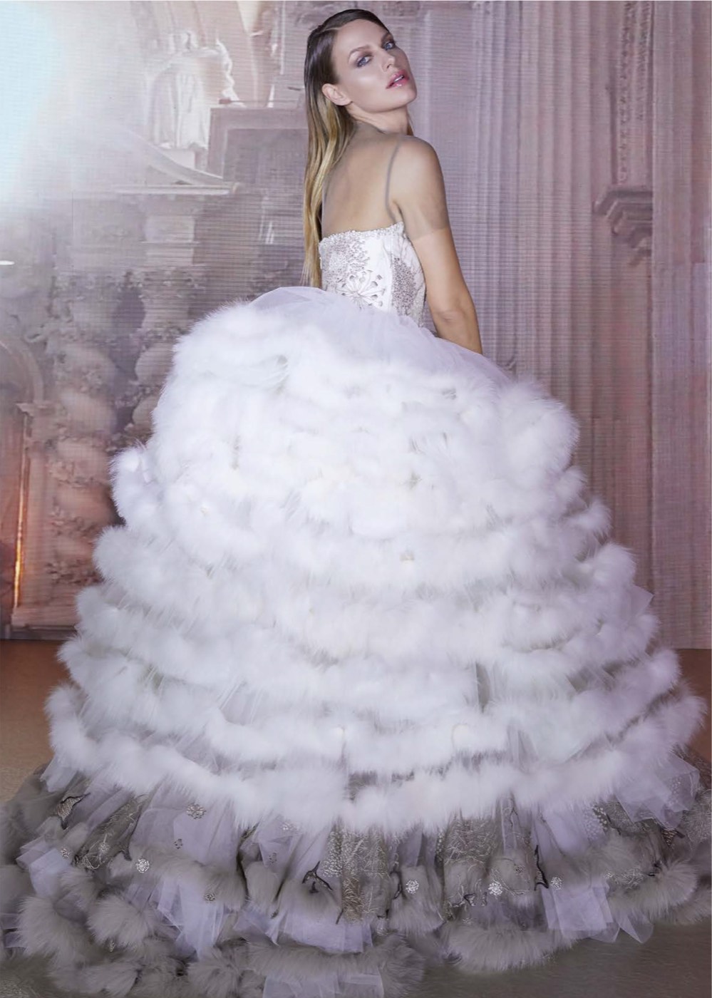 Abito e capo in pelliccia della collezione Pajaro Sposa, look 1