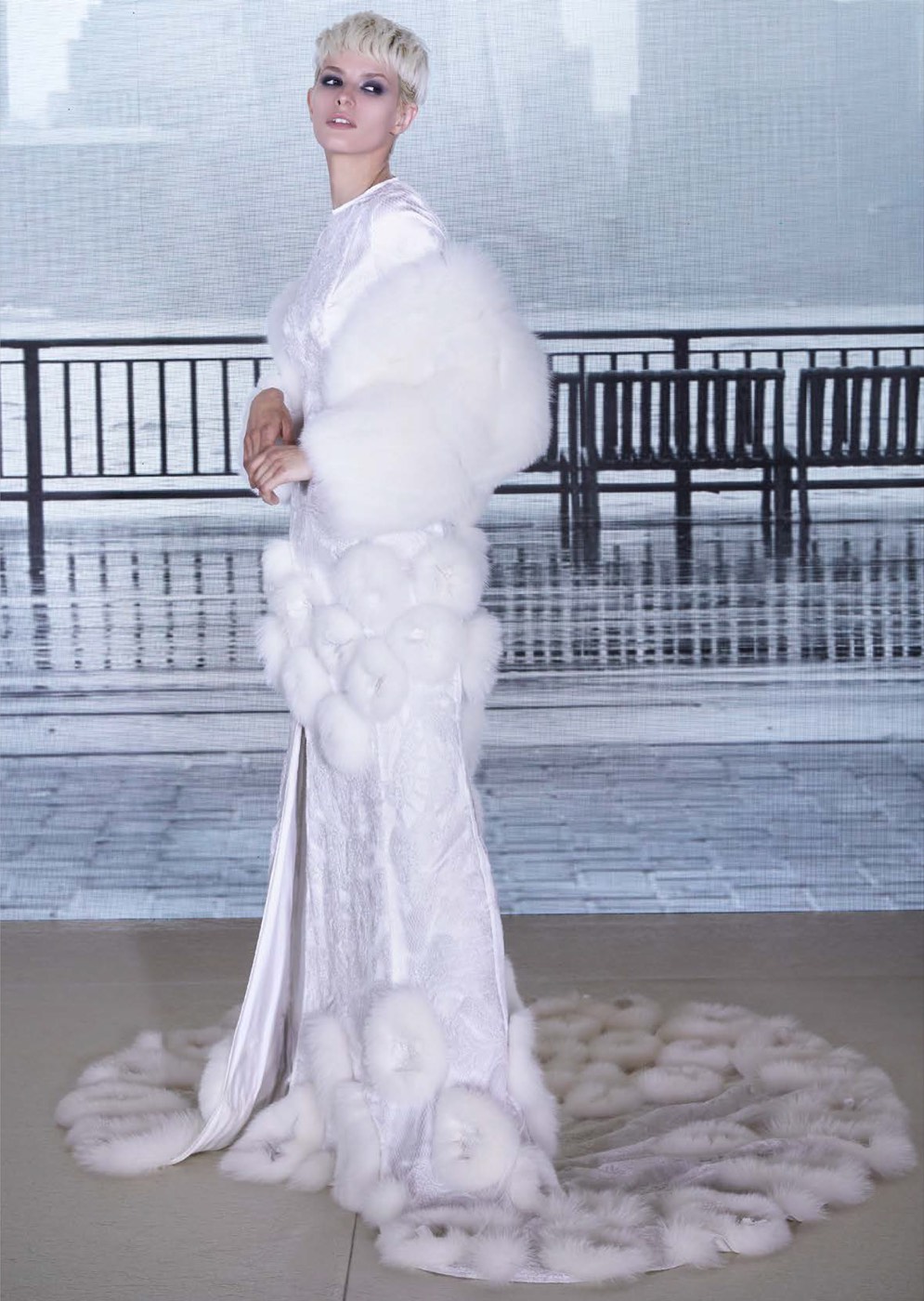Capo in pelliccia bianca della collezione Pajaro Sposa