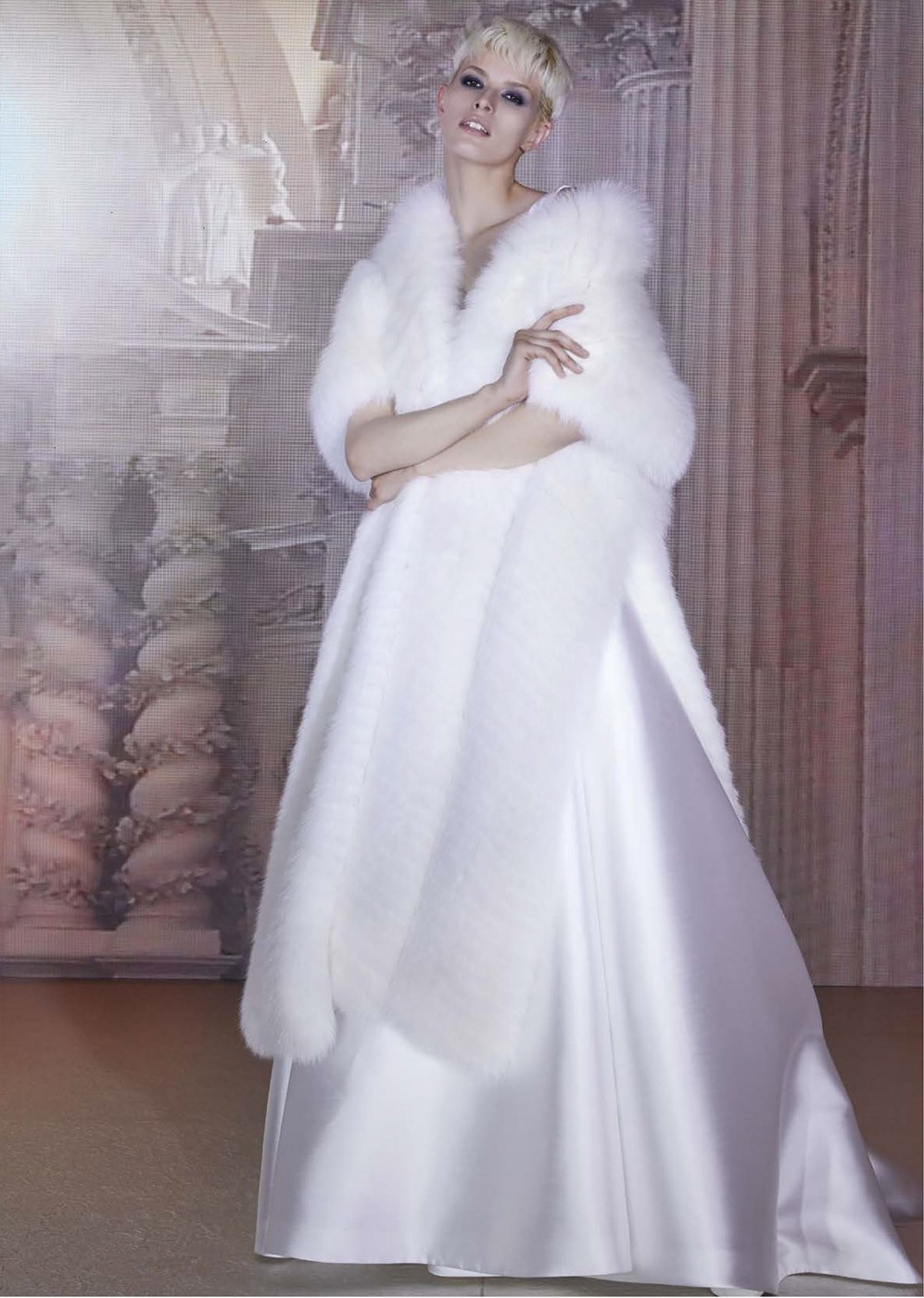 Abito e capo in pelliccia della collezione Pajaro Sposa, look 6