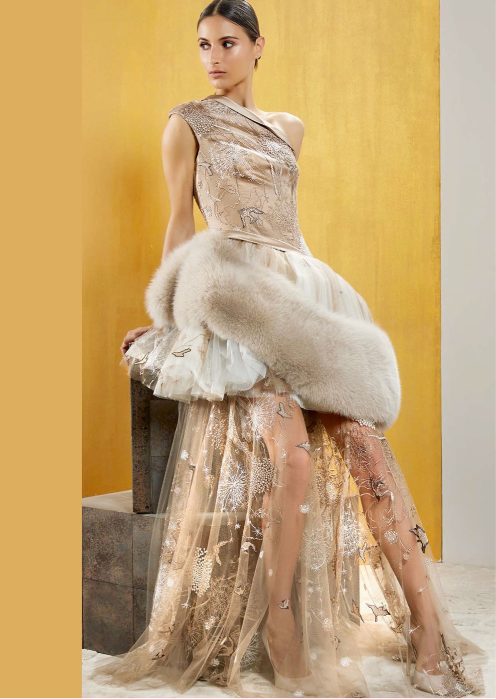 Abito e capo in pelliccia della collezione Pajaro Sposa, look 8