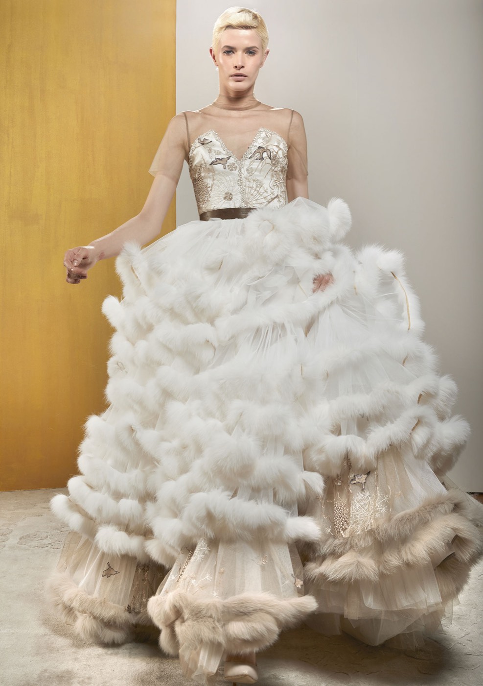 Abito e capo in pelliccia della collezione Pajaro Sposa, look 9