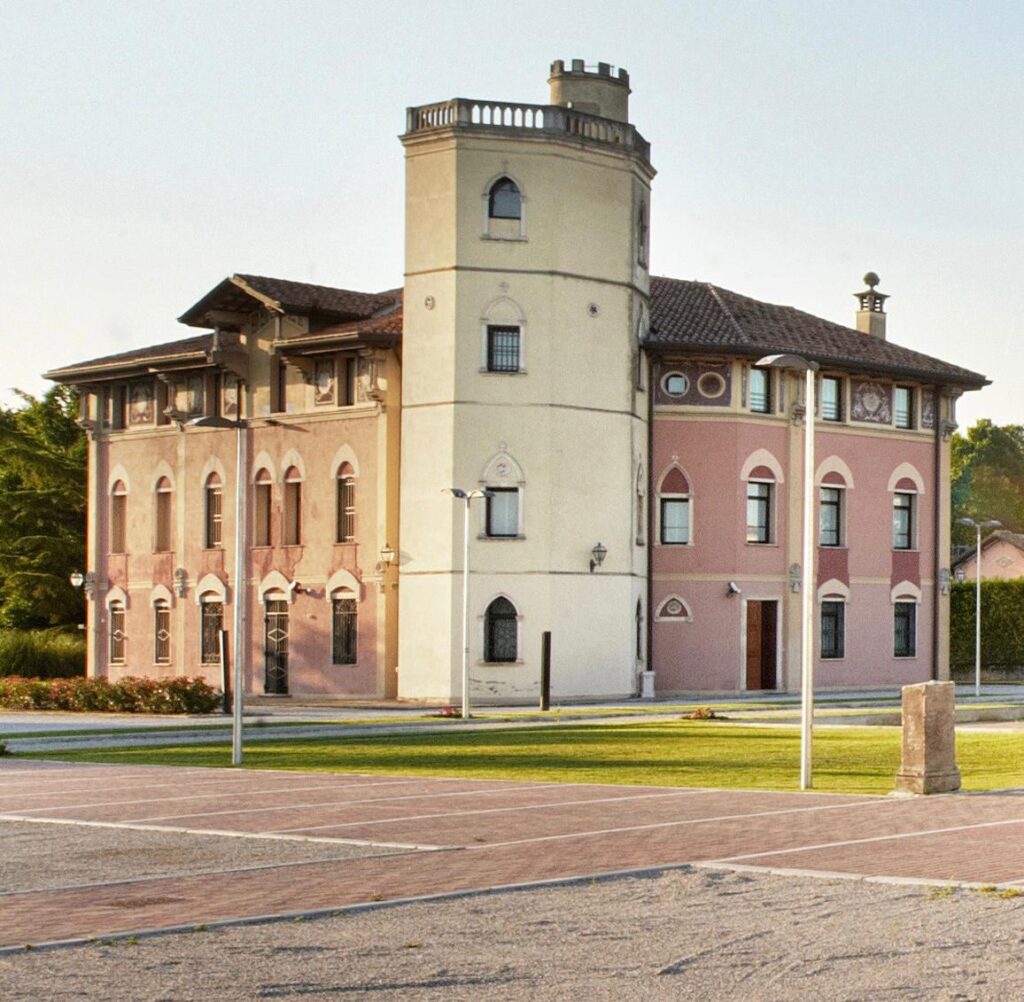 La sede Pajaro ad Abano Terme: la villa liberty dell'Ottocento e il laboratorio